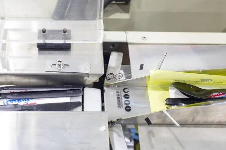 Automatic Disposable tableware/ Cutlery packing machine