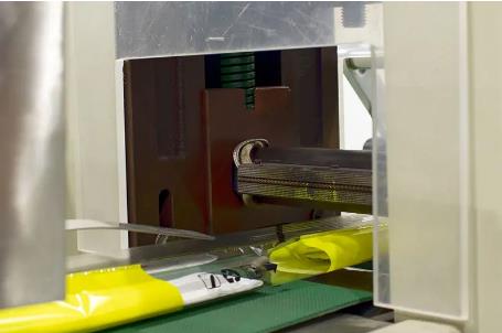 Automatic Disposable tableware/ Cutlery packing machine